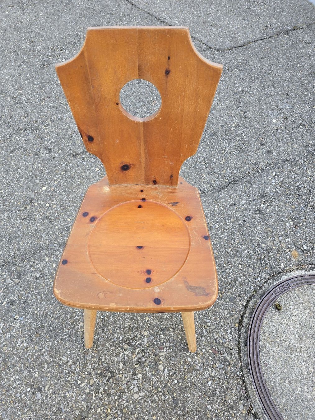 Sedie: Rustikaler Holzstuhl mit Lochmuster - Einzigartiges Design! – Usato da Mettlen venduto da elios0888 6