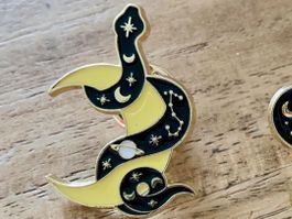 Pin  Schlange Gothic