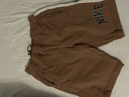 Nike Shorts braun mit weissen Streifen gebrauchter Zustand