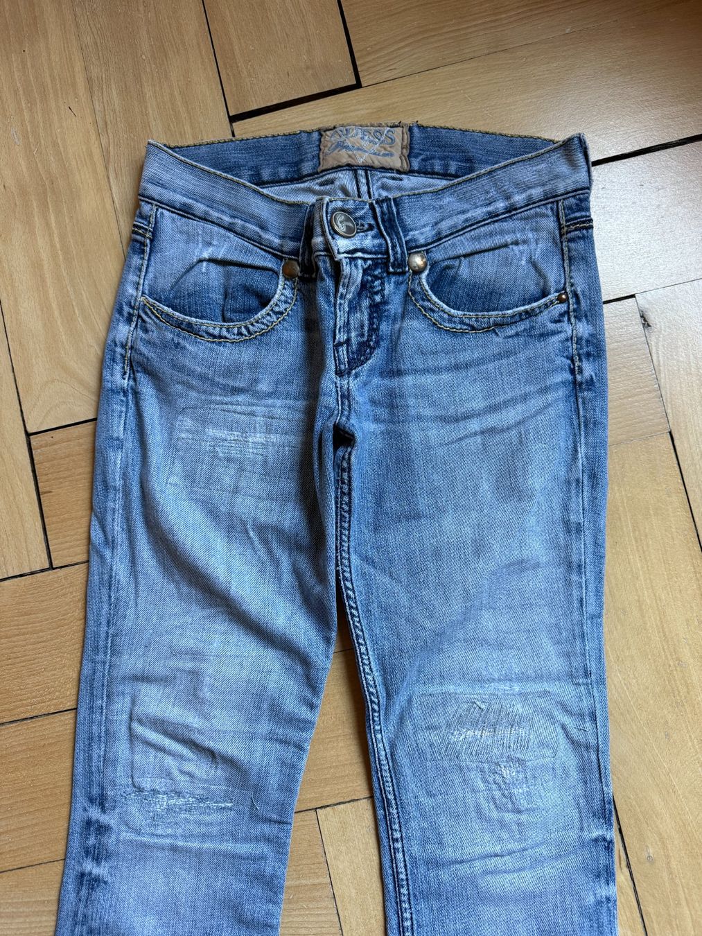 Guess Jeans: GUESS - Hüftjeans hellblau 27 – Usato da Zürich venduto da Diazaio 1