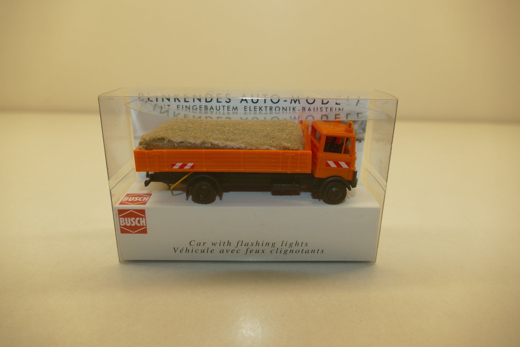 Busch Modellini di ferrovie: Busch H0: Blinkendes Auto Modell Baustellen KFZ – Nuovo (secondo la descrizione) da Niederhasli venduto da rail-duerst 3