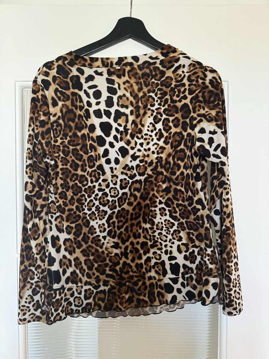 Top: Y2k vintage Leopard Longsleeve Wasserfallausschnitt – Usato da Basel venduto da nor_j7qc 1