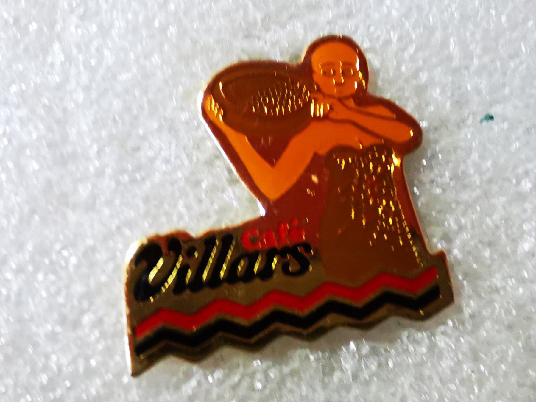 Plaketten & Abzeichen: Ansteckpin 96: Cafe Villars – Gebraucht aus Oppligen von Pin-Fall-Shop