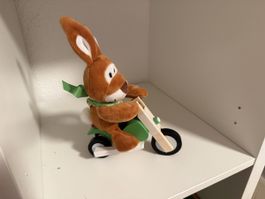 Plüschhase auf Holzmotorrad