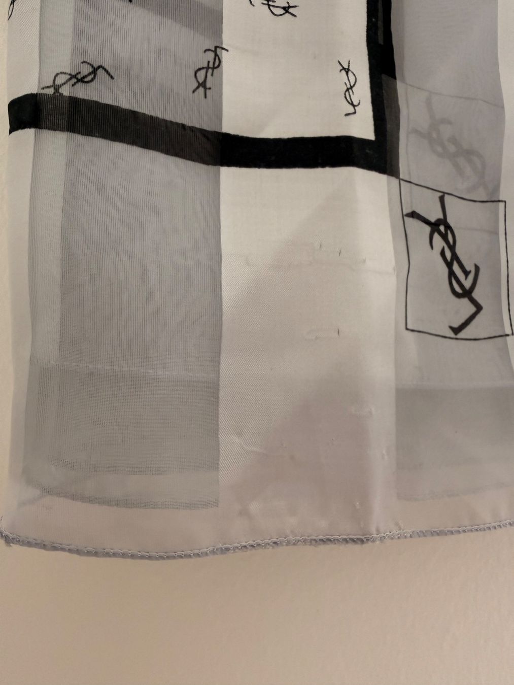 Saint Laurent Foulards & écharpes: YSL Foulard – D'occasion à Binningen par lan_w6w9 2