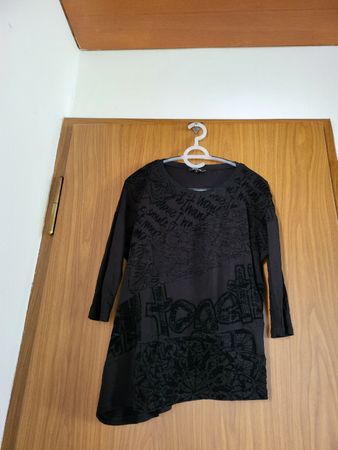 Desigual noir, taille M - Superbe haut de printemps!