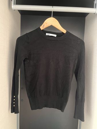 Maglia nera Zara aderente con bottoni dorati – taglia S