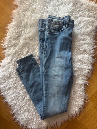 Damen Jeans Vero Moda Grösse M/32 hellblau guter Zustand