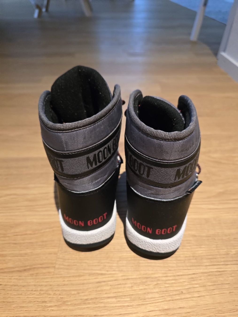 Moon Boot Scarpe per ragazzi: Original Moon Boot Junior – Grau / Schwarz gr. 33 – Usato da Adligenswil venduto da iam_l9zw 2