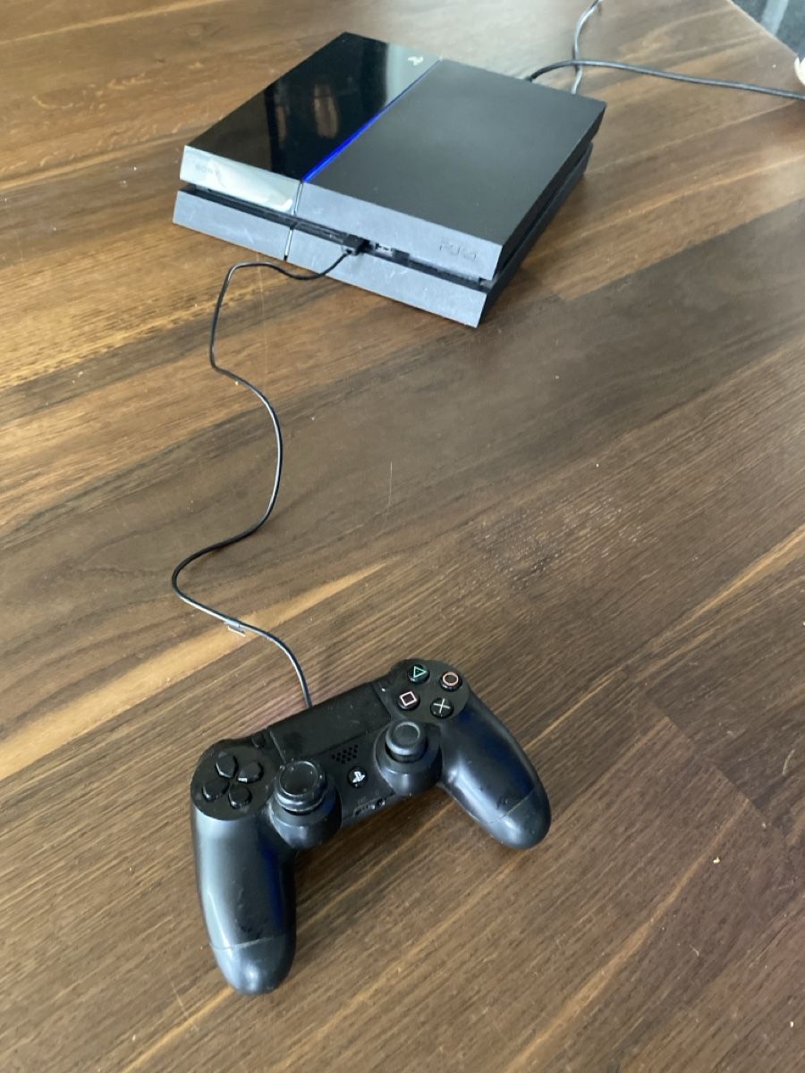 Sony Console: PS4 inkl. 2 Controller – Usato da Sursee venduto da mar_2gk5