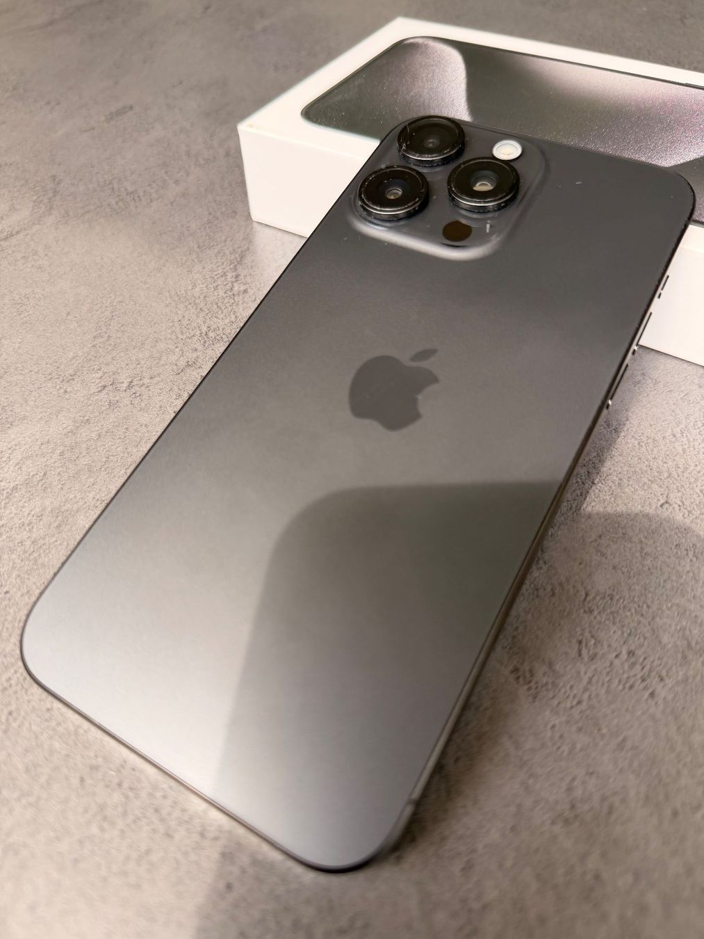 Apple Telefoni cellulari / Smartphones: iPhone 15 Pro Max, Black Titanium, 256GB, Batterie 89% – Usato da Kilchberg ZH venduto da libau 1