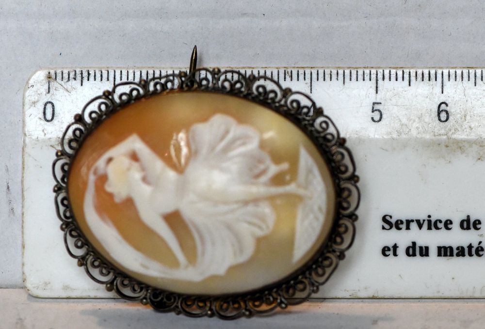 Broche ancienne camée sur agate