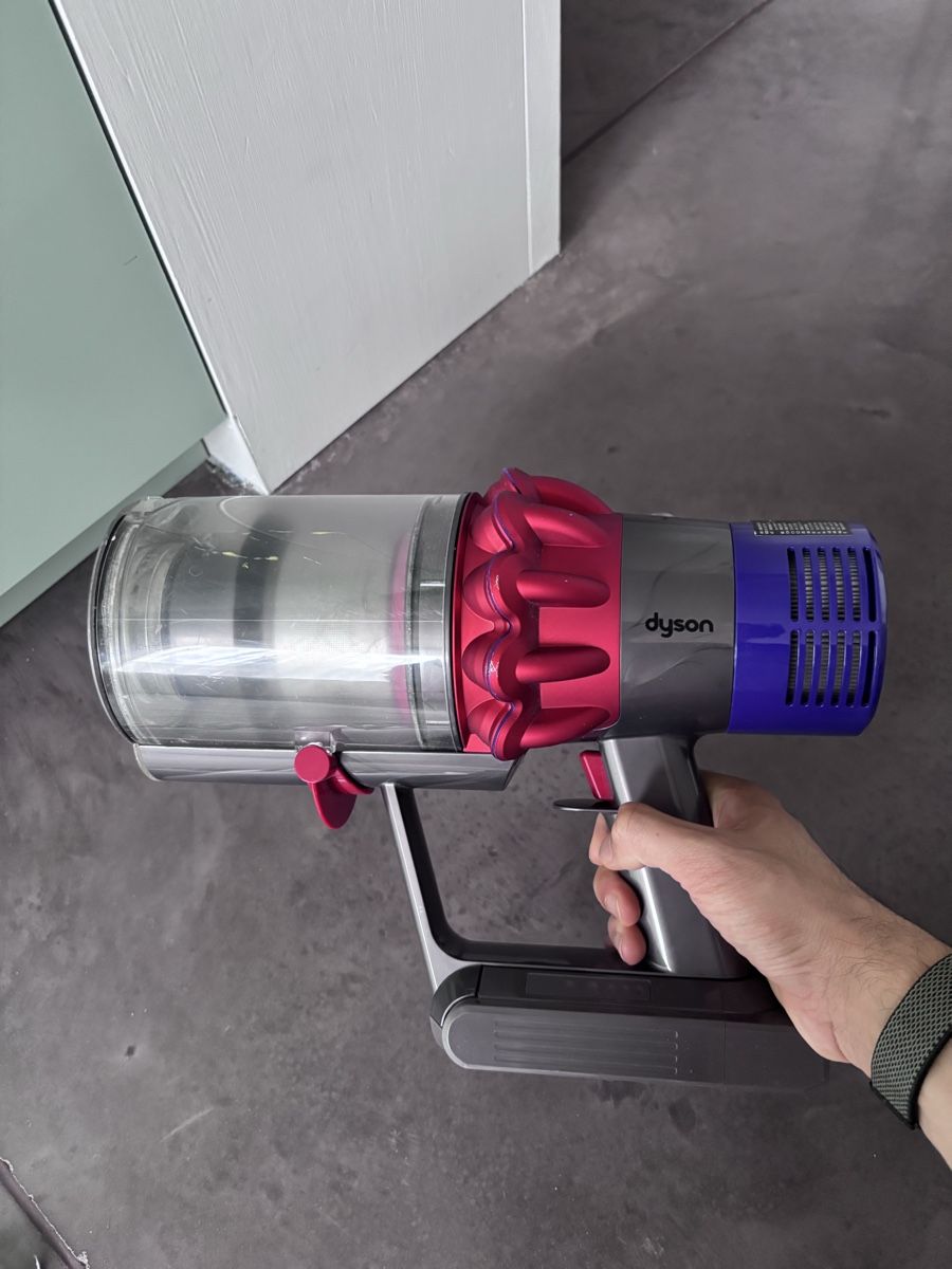Dyson Staubsauger & Zubehör: Dyson V10 Staubsauger – Gebraucht aus Zürich von mme95 1