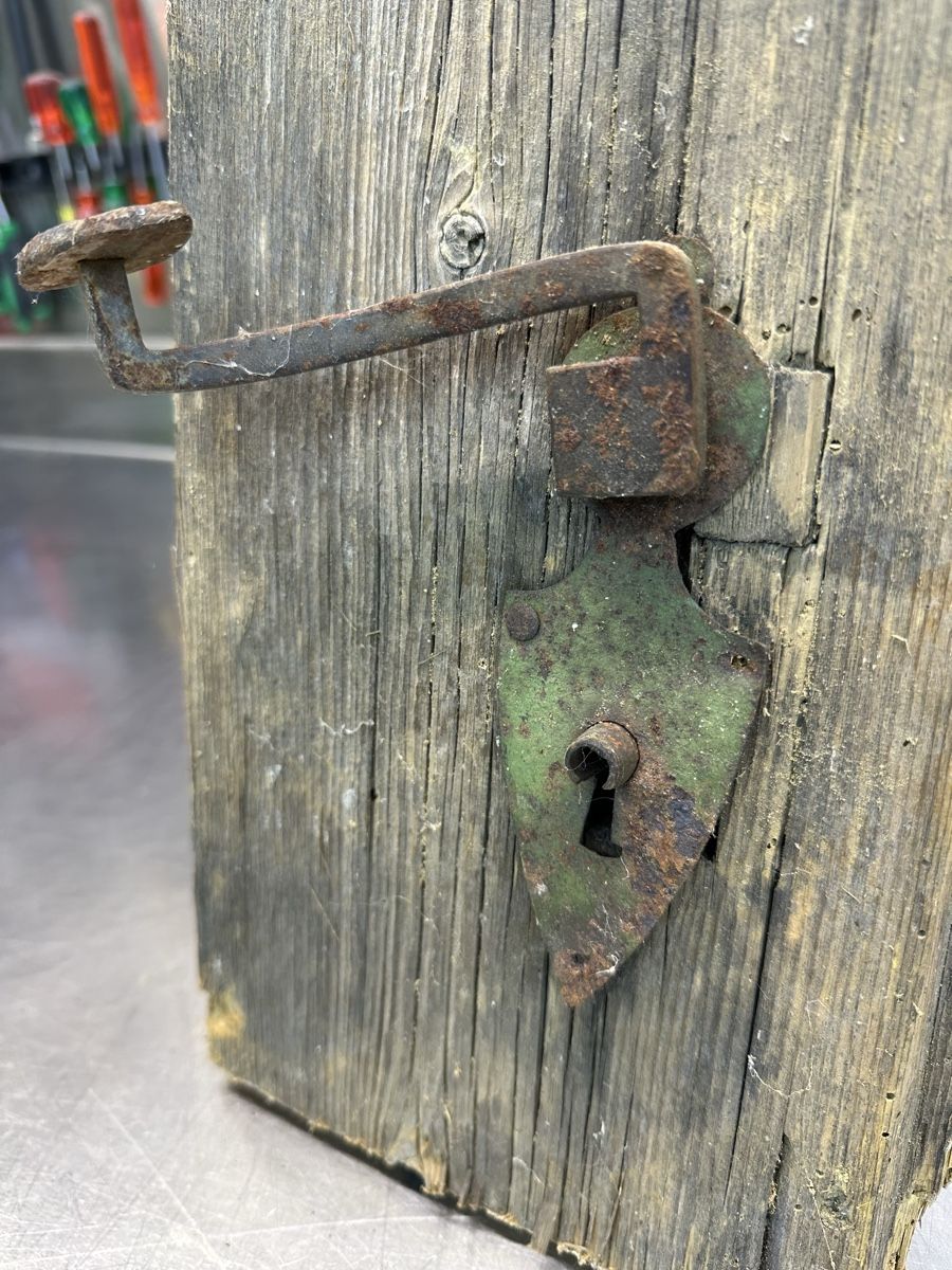 Cadenas: Antikes altes Türschloss mit Holz – D'occasion à Schwende par weesli 5