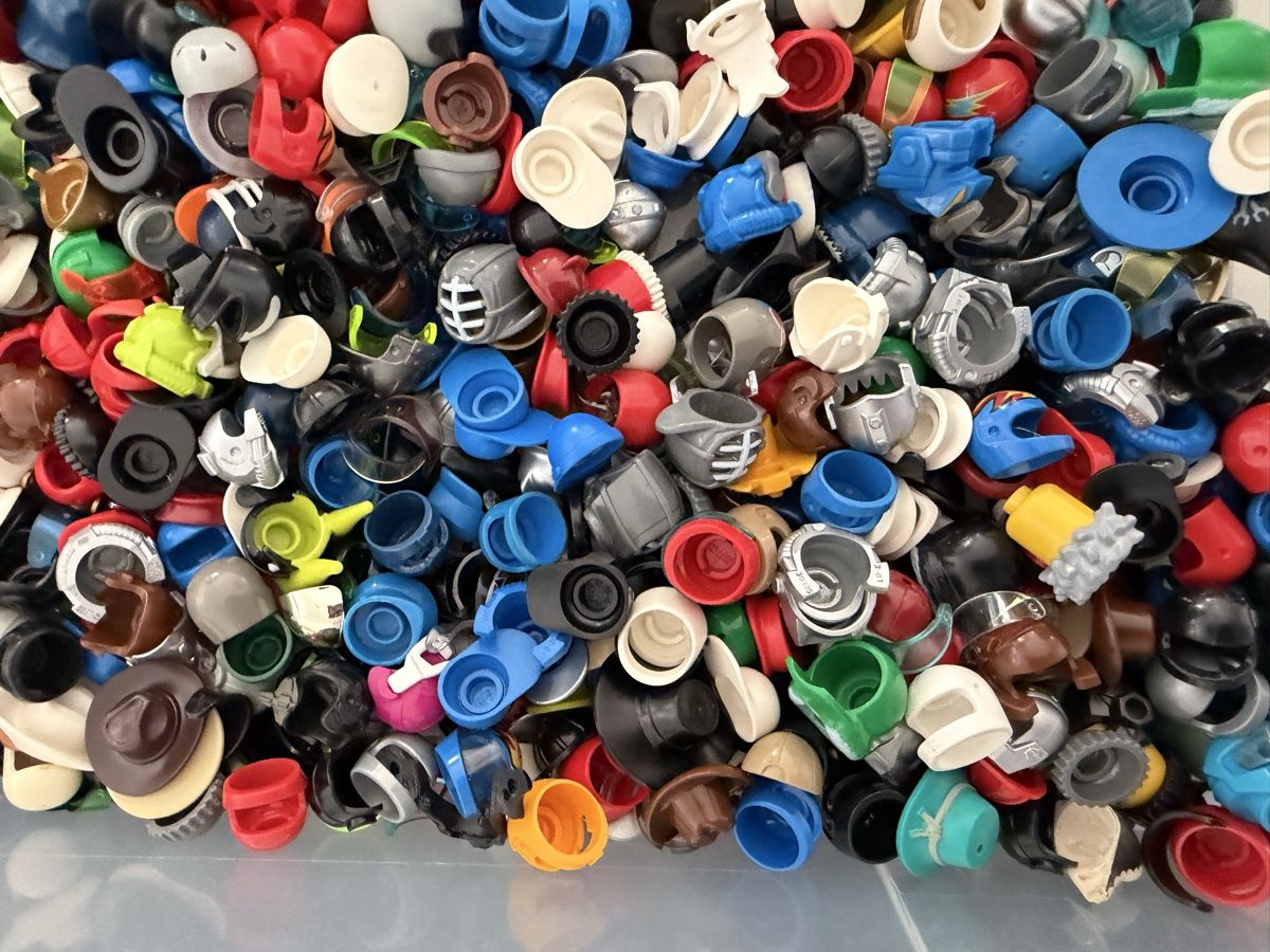 Lego Spielzeuge: 100gr.— Lego Helme  & Kopfbedeckungen. – Gebraucht aus Rheinfelden von zim_2hqc 3