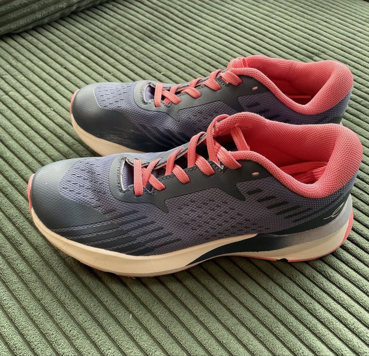 Schuhe für Mädchen: Hallenturnschuh Gr. 36 – Gebraucht aus Recherswil von jafa74 2