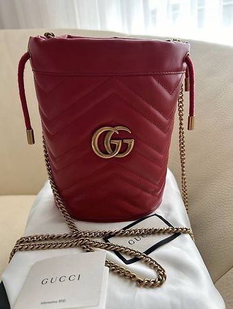 Gucci GG Marmont Mini Bucket Bag in Rot