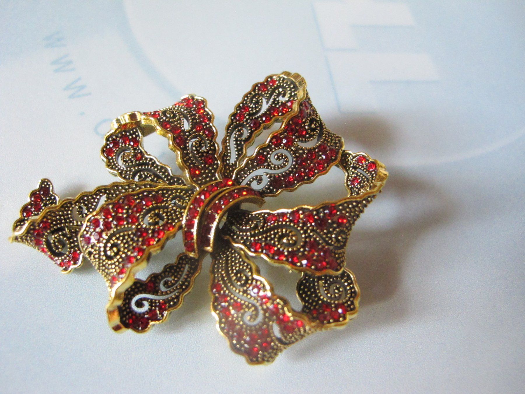 Broches & Aiguilles: Wunderschöne Brosche Schleife, rot Strass, Goldfarben, Top! – Neuf (Voir description) à Löhningen par Chimae67 1