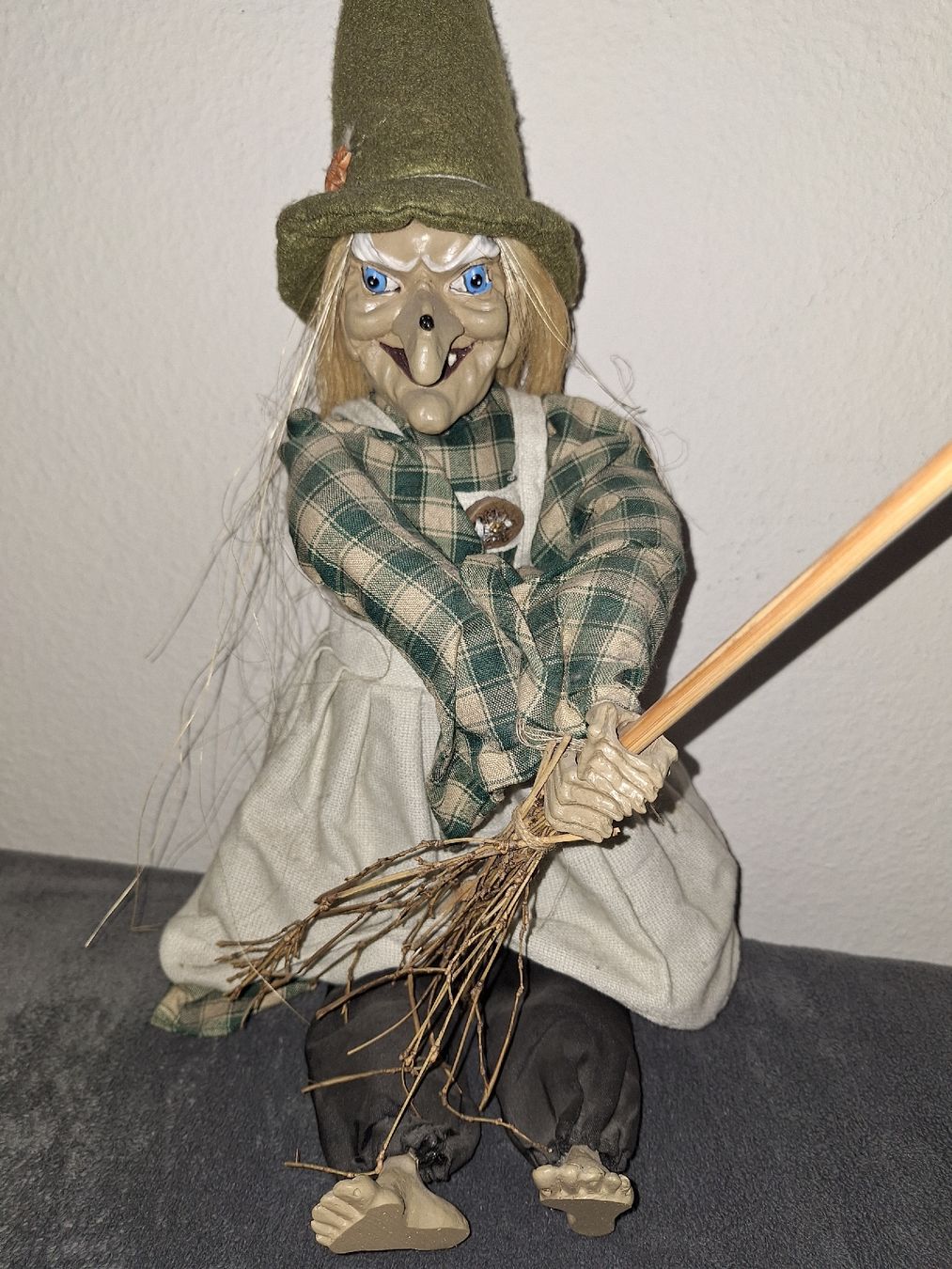 Tutte le decorazioni: Hexe Puppe mit Besen Deko  – Usato da spreitenbach venduto da lumbalplatte 1