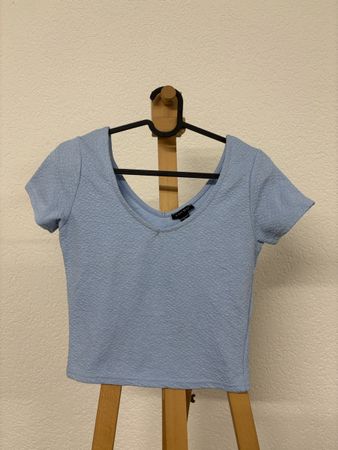 Sommerliches, hellblaues Crop Top - ideal für warme Tage