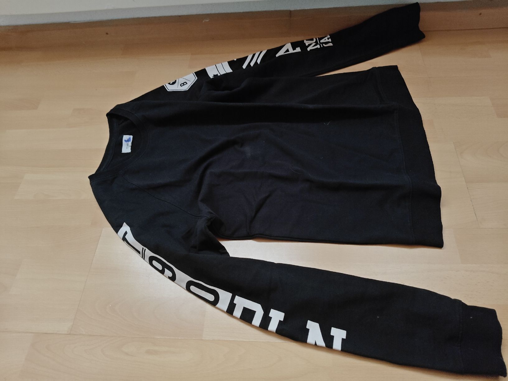 Pullover & Sweatshirts: Schwarzer Pullover mit Prints auf dem Ärmel  – Gebraucht aus grafstal von dav_8xlw 1