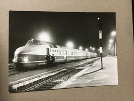 AK DDR Bahn Karola im Bahnhof Plauen Nachtaufnahme