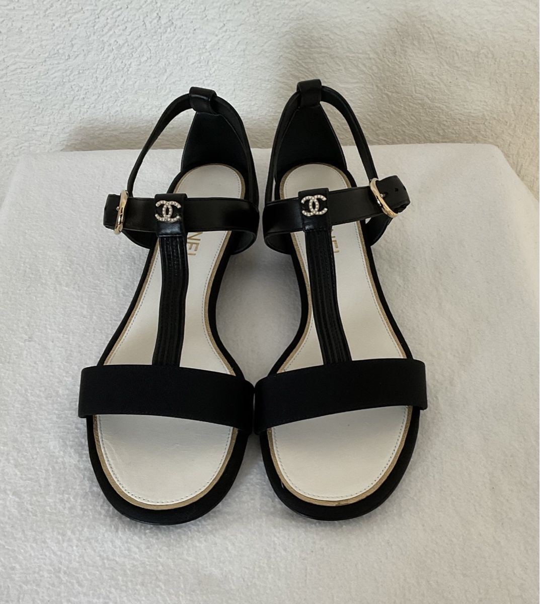 Chanel Scarpe da donna: Chanel : sandales noires – Nuovo e nell'imballaggio originale da Corseaux venduto da Mililaforet75