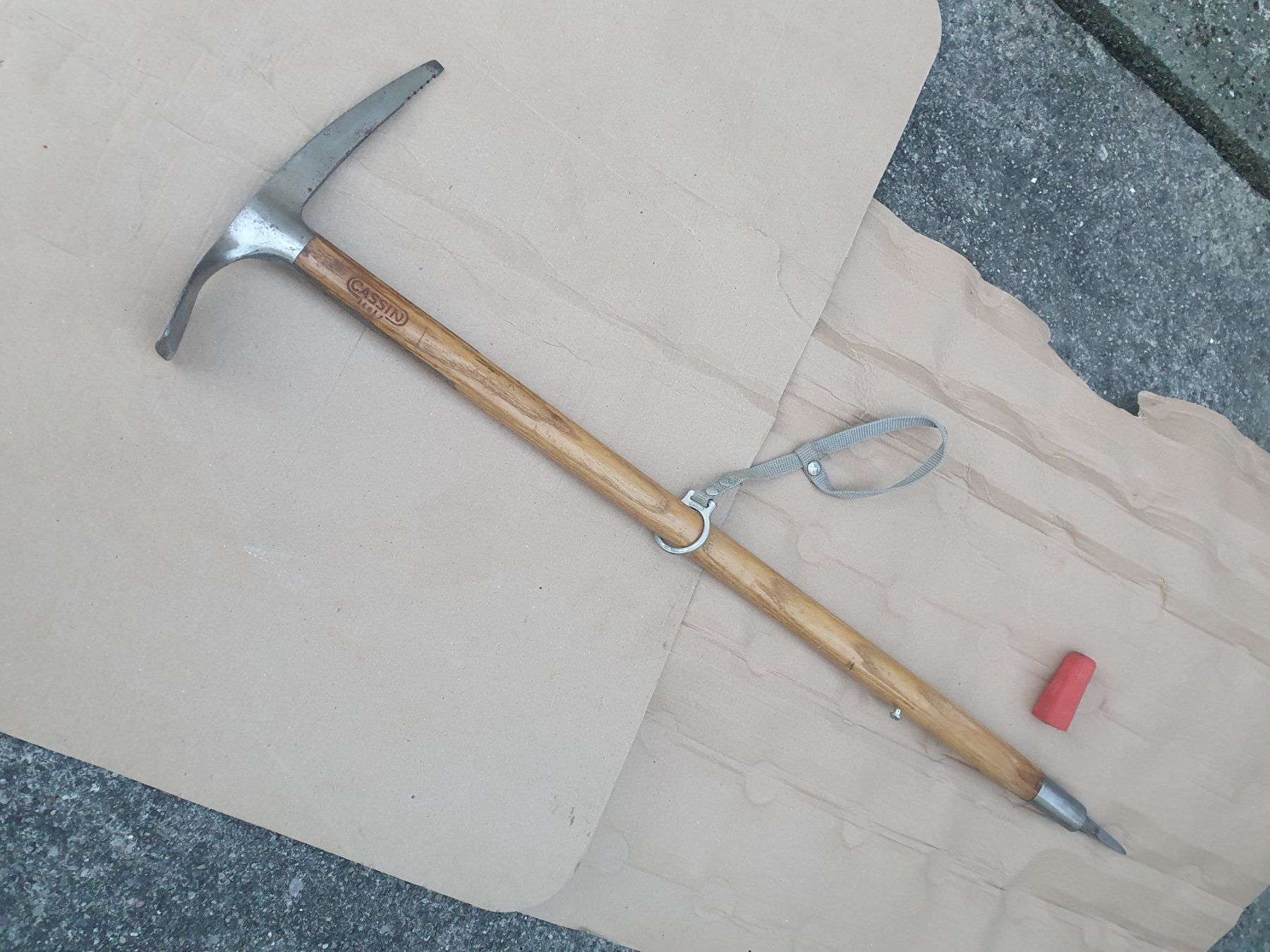 Attrezzatura da arrampicata: Eispickel Cassin vintage ab 1.- – Usato da Münchenstein venduto da Clairejessica