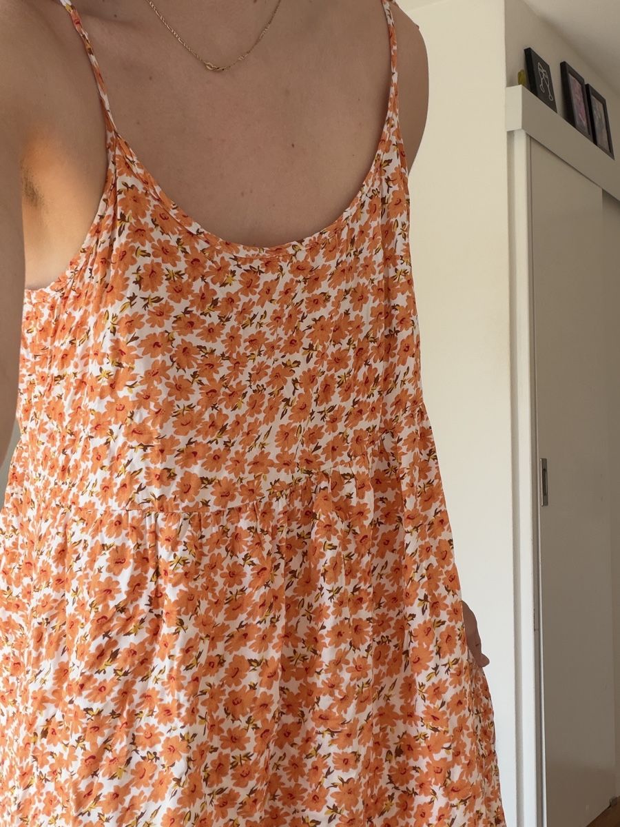 Robes: Kleid orange Blumenmuster leicht Grösse S neu – D'occasion à Aesch par fiona.sophie