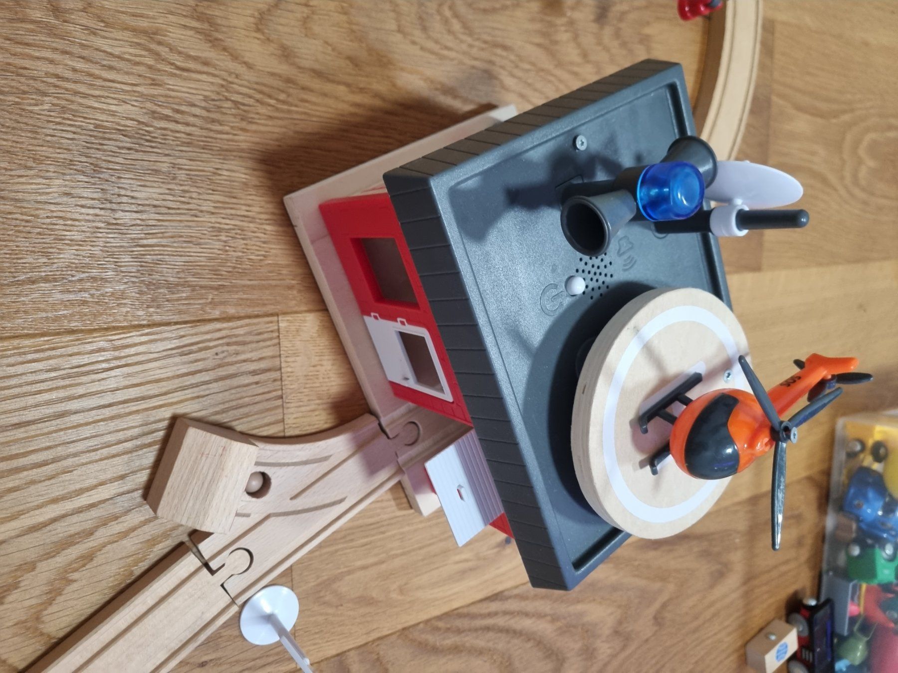 Spielzeuge: Holzgarage mit Schienen – Gebraucht aus Wolfwil von koel81 2