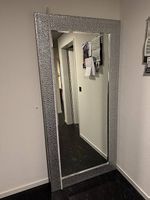 Grosser Design-Spiegel mit silbernem Strukturrahmen