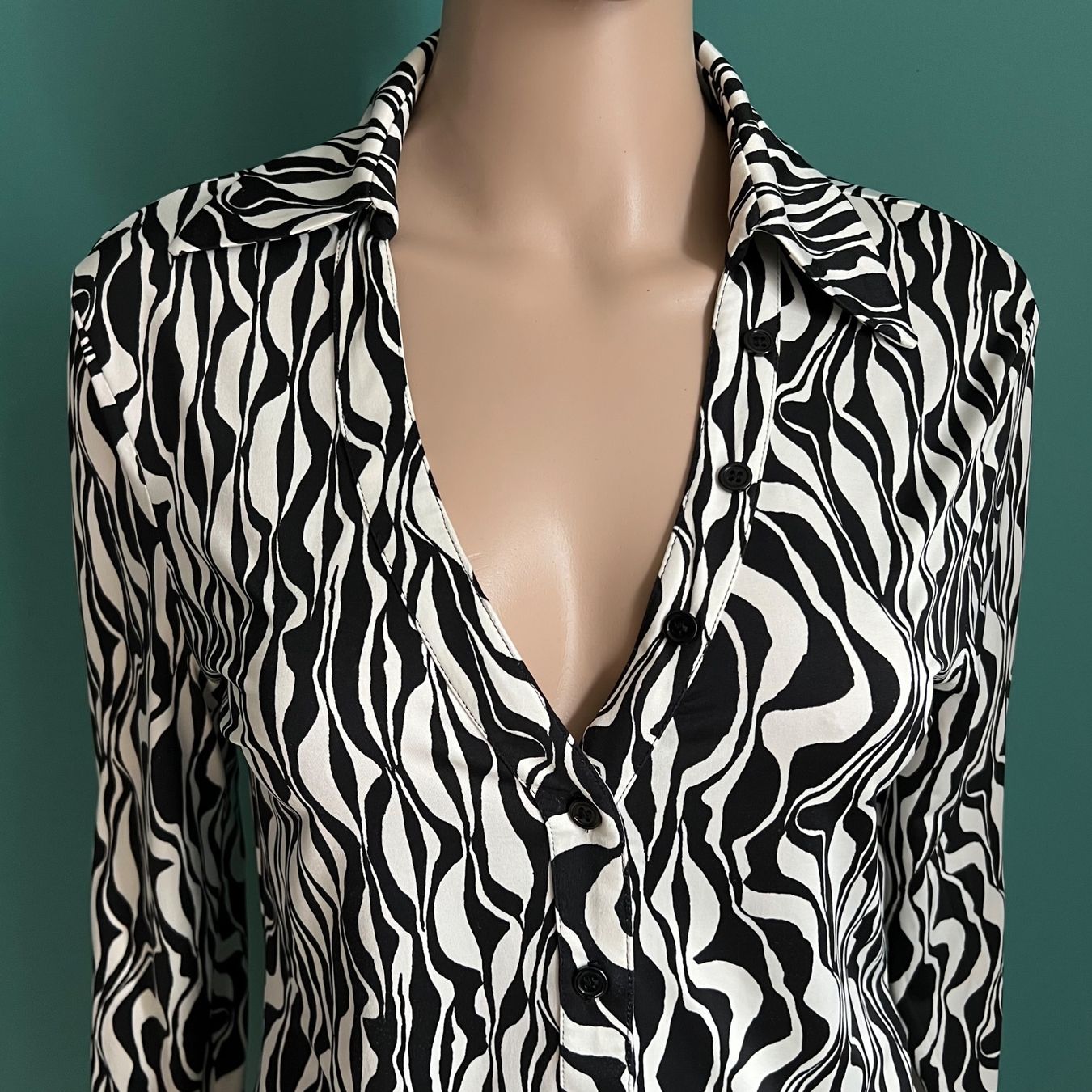 Zara Blusen: gemusterte ZARA Bluse 🖤 – Gebraucht aus Zürich von ClosetQueen 1