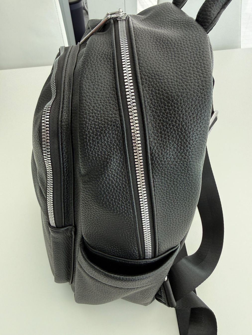Zaini: Rucksack Schwarz, Kunstleder Schwarz, mittlere Grösse, NEU – Nuovo (secondo la descrizione) da Unterengstringen venduto da Tnovus 1