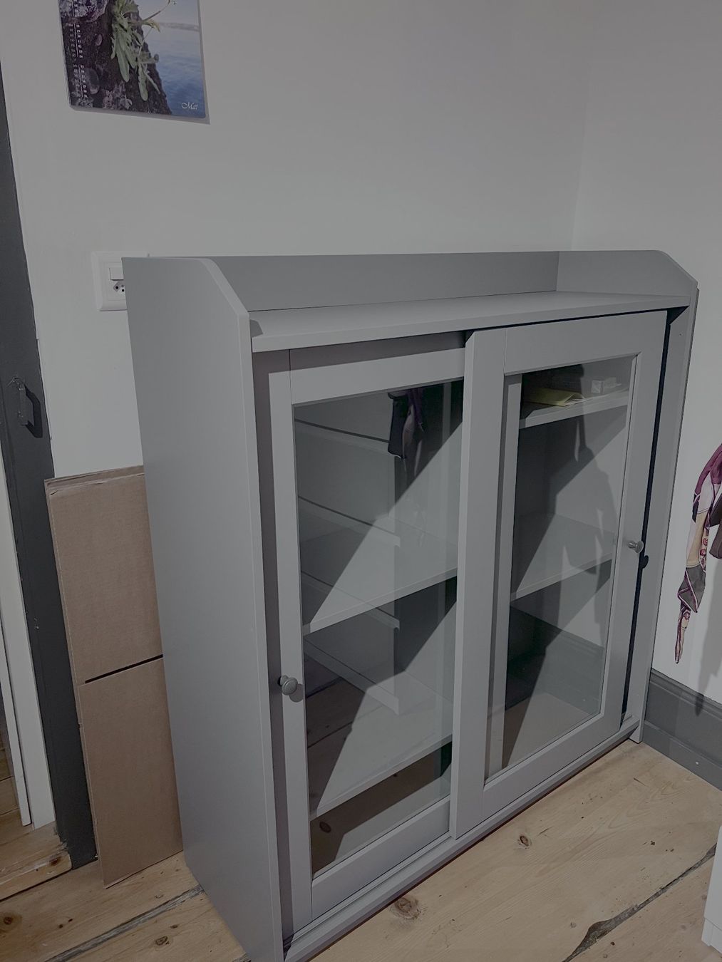 Kommoden: HAUGA IKEA Vitrine Dunkelgrau – Gebraucht aus St. Gallen von Fiontrie