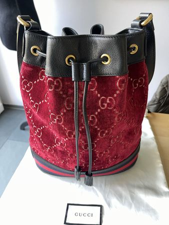 Original Gucci Beuteltasche aus rotem Samt mit GG-Monogramm