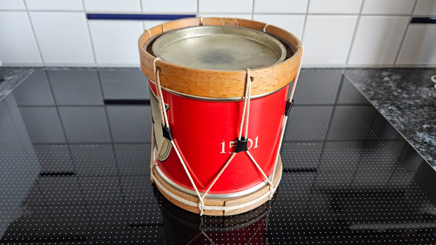 Tutte le decorazioni: Alte Basler Leckerli Blechdose in Trommel – Usato da Untervaz venduto da FullFlap777 1