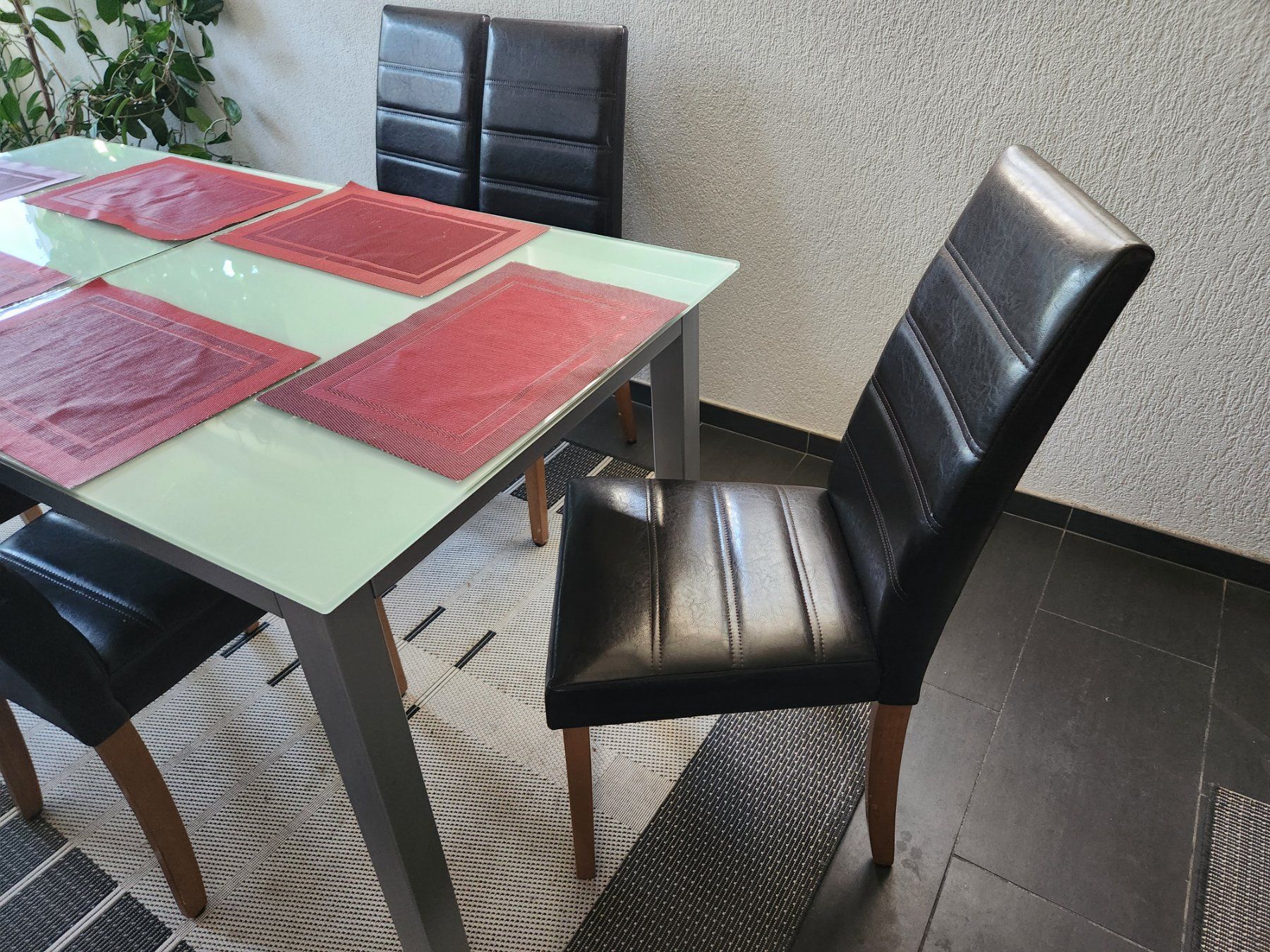 Set di tavolo e panche: Ab 1.-- Tisch mit 5 Stühlen, Esszimmer-Set – Usato da Oftringen venduto da Leleni 1
