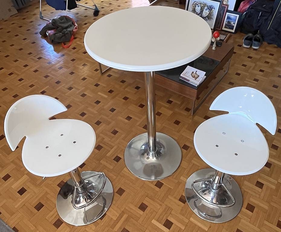 Set de table et chaises: Table haute avec deux chaises à vérin  – D'occasion à Genolier par lor_x8s5