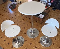 Table haute avec deux chaises à vérin 