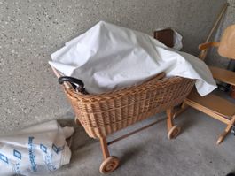 Stubenwagen aus Weidengeflecht mit Rollen gebraucht