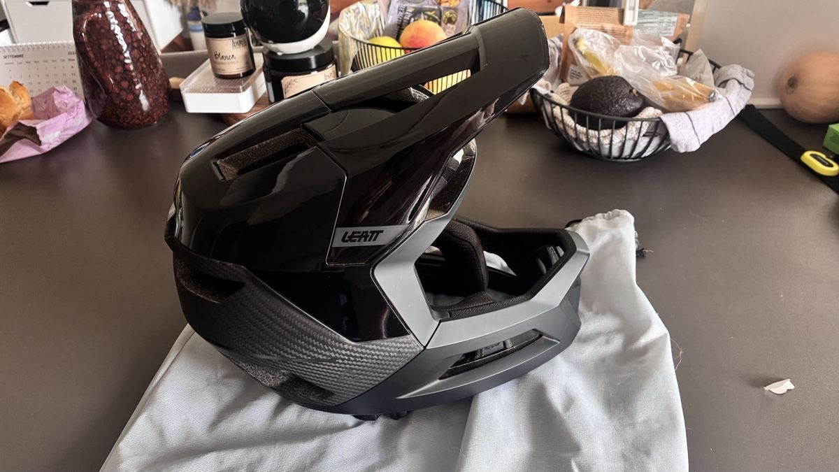 Leatt Caschi: Leatt Gravity 5.0 Carbon super light  – Usato da Locarno venduto da CG1114