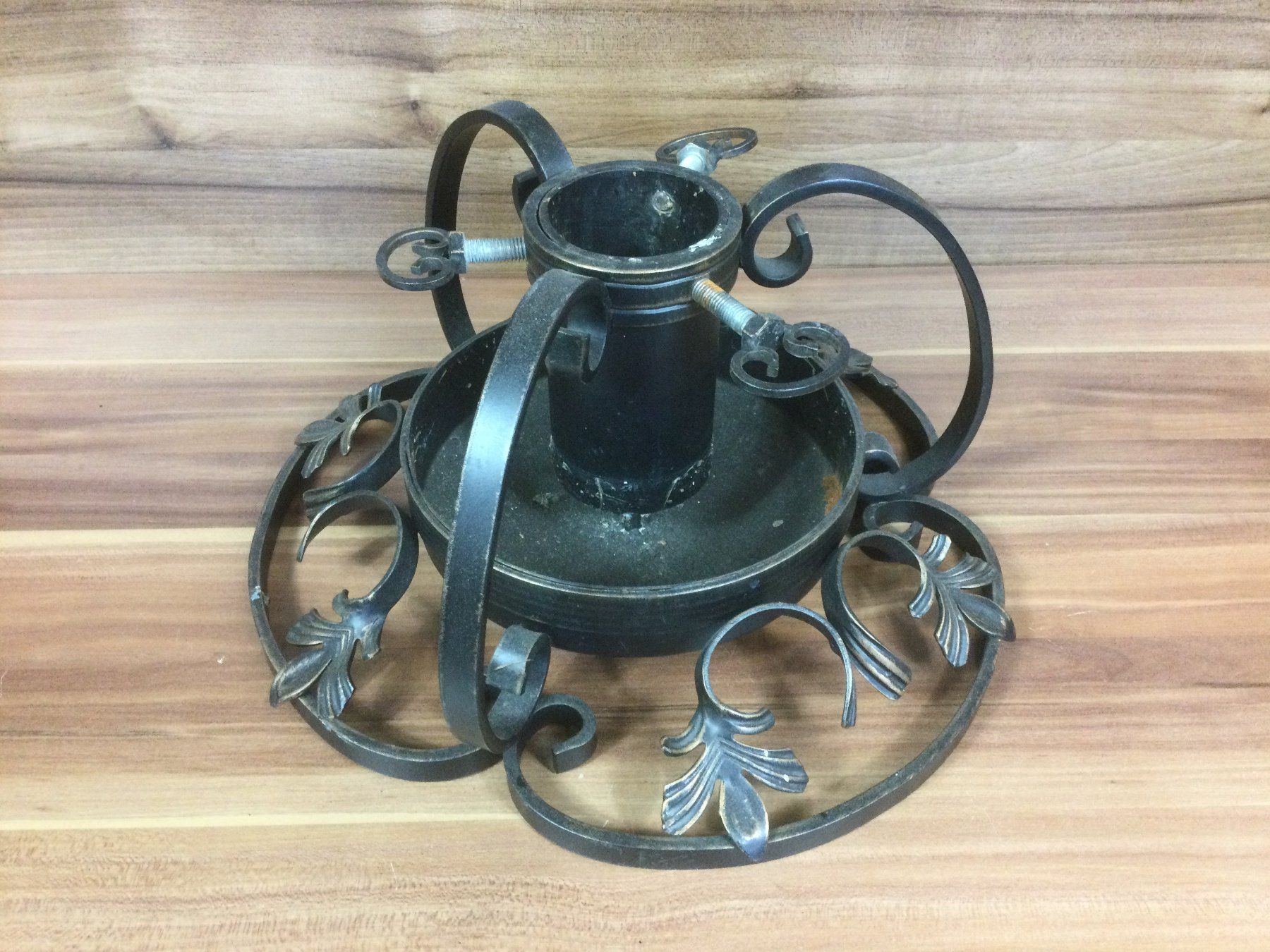 Outils anciens: Gebrauchter Schmiedeeiserner Christbaumständer – D'occasion à Wangen SZ par kuriosum12