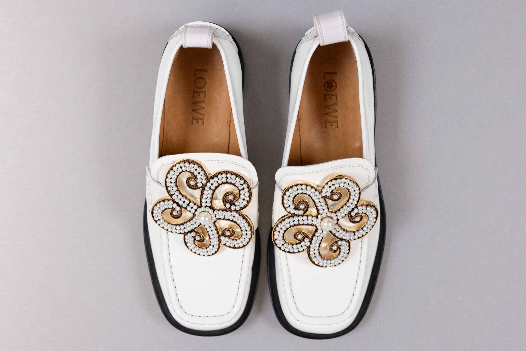 Loewe Scarpe da donna: LOEWE Embellished Leather Loafers – Usato da Zürich venduto da car_8ggm