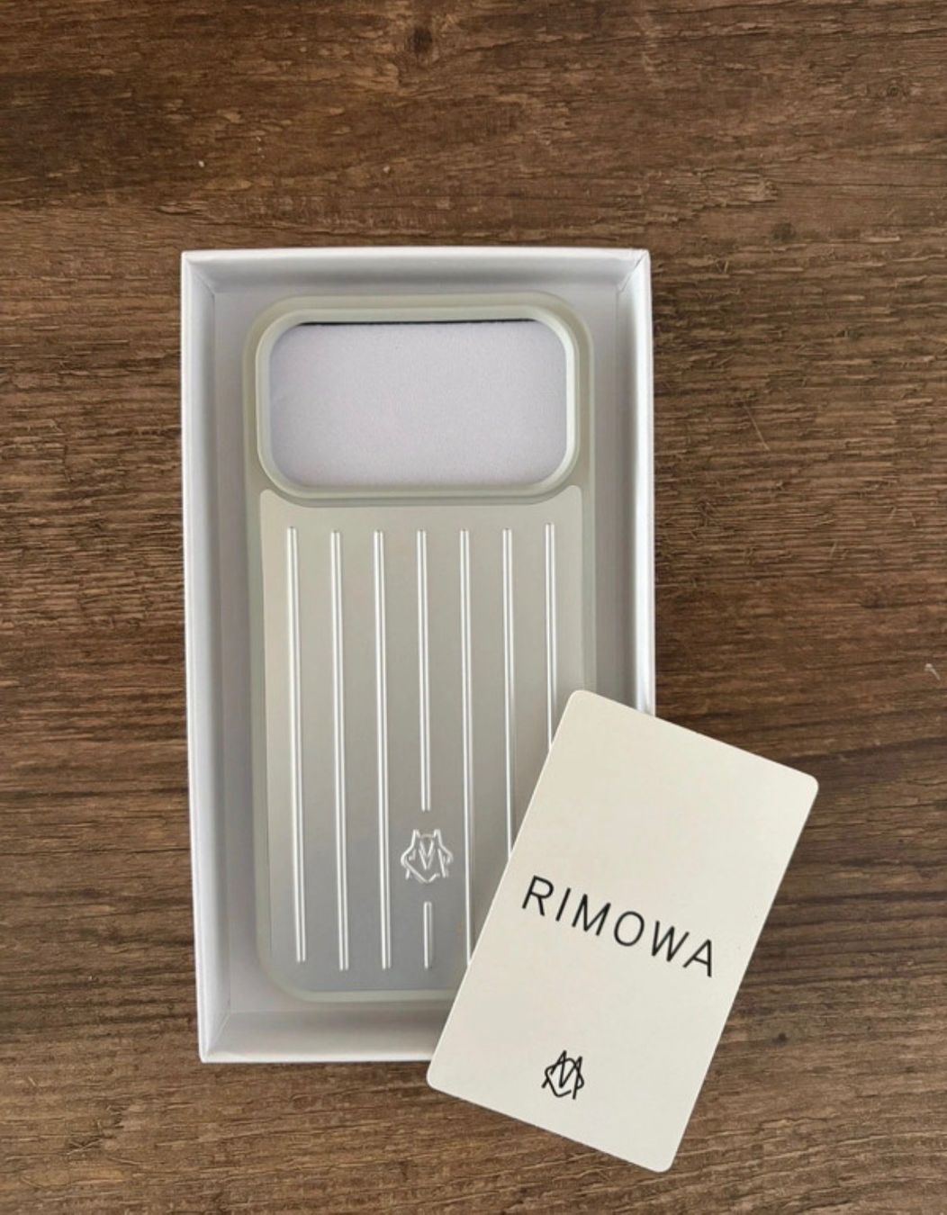 Apple Covers & Schutzfolien: IPhone 17Pro Rimowa Hülle – Gebraucht aus Chur von Madeys