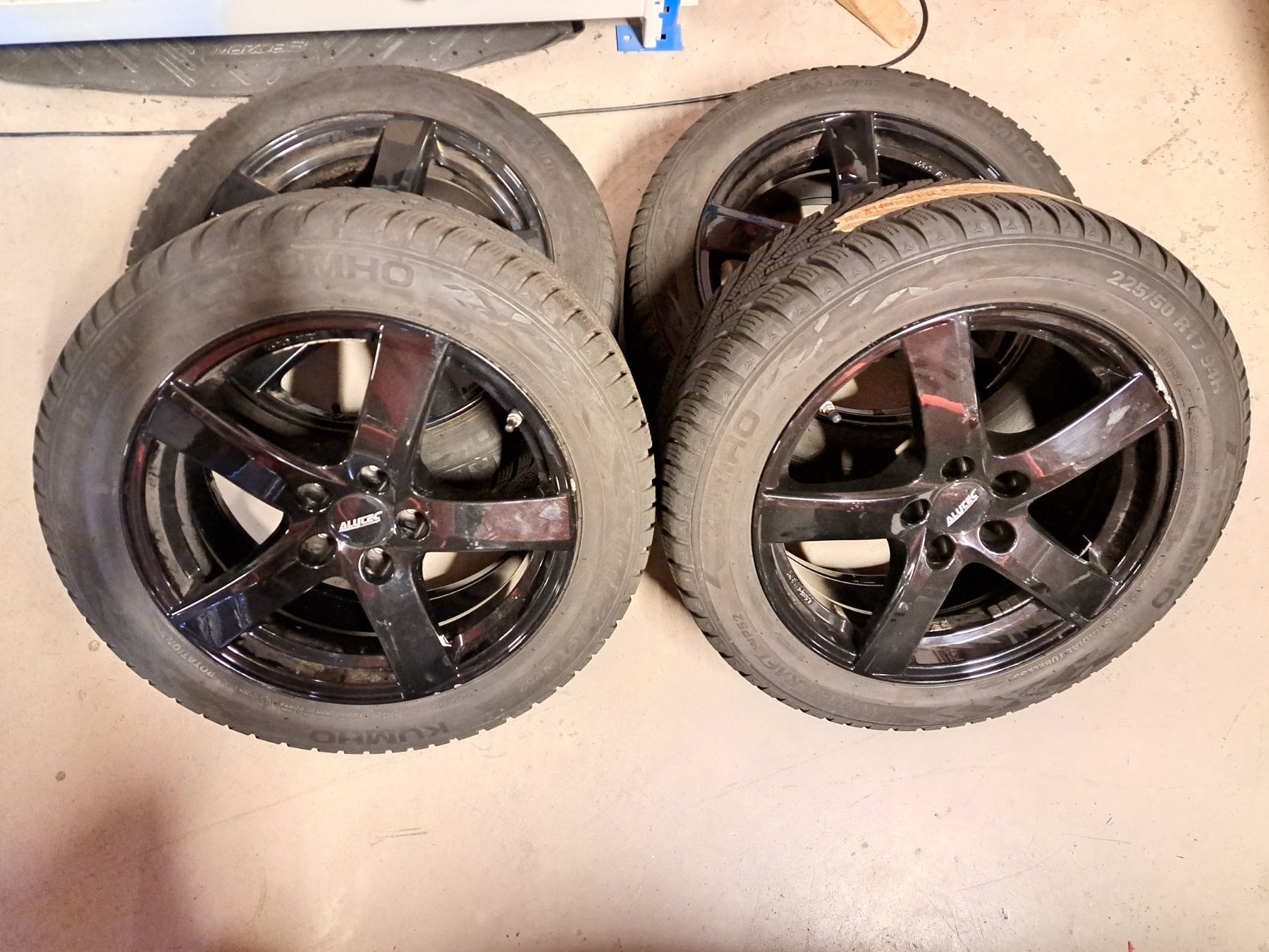 Alfa Romeo Pneumatici & Ruote complete: Winterräder Alfa Romeo Giulia Alutec 17" – Usato da Oberuzwil venduto da Auto-Hilber