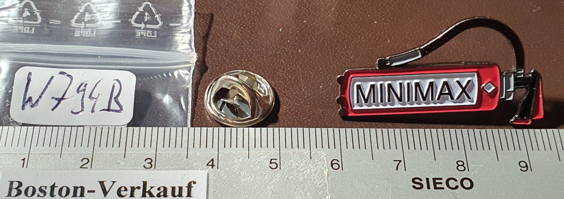 Plaketten & Abzeichen: W794B - Pin Feuerlöscher MINIMAX – Gebraucht aus Reinach BL von Boston-Verkauf 1