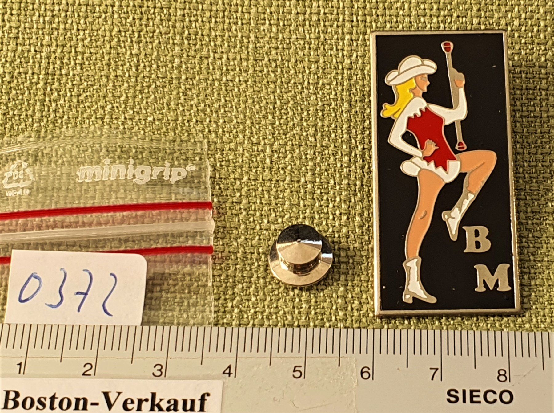 Plaketten & Abzeichen: O372 - Pin BM Girl – Gebraucht aus Reinach BL von Boston-Verkauf 2