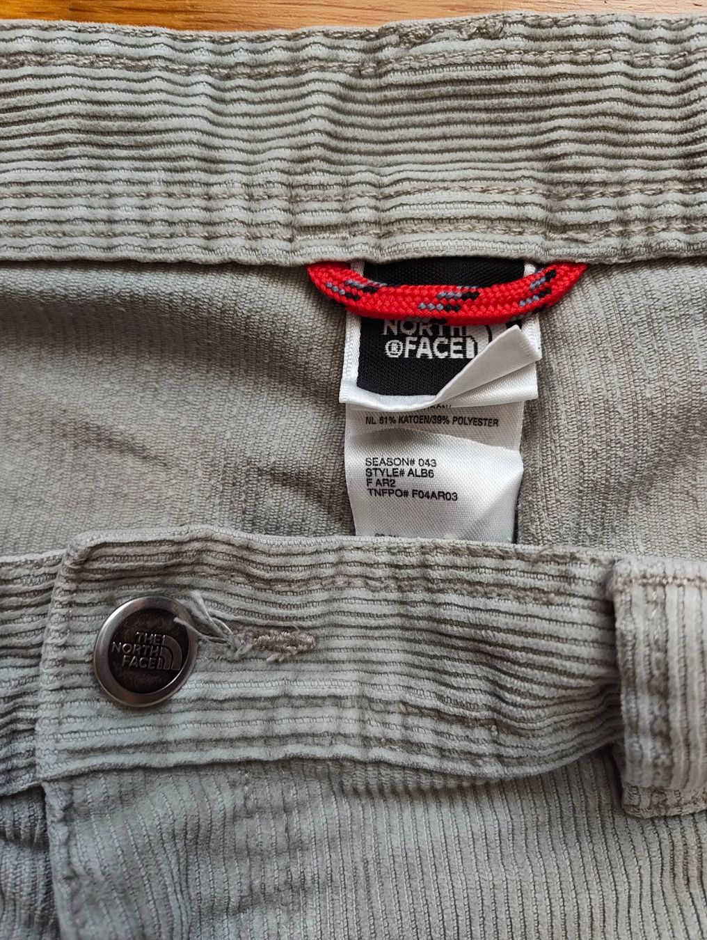 North Face Pantaloni: The North Face Corduroy Pants – Usato da Muri b. Bern venduto da SauceBernoise 2