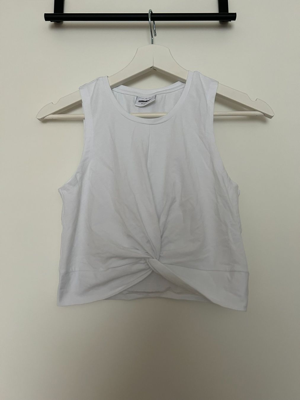 Top: Weisses Crop-Top mit Knoten vorne – Usato da Suberg venduto da klarsicht_91
