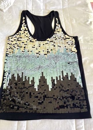 Débardeur noir à paillettes parfait pour les fêtes.T-L